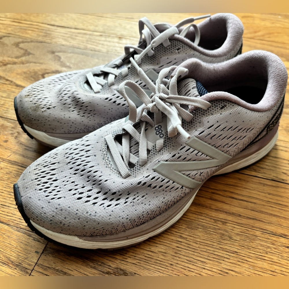 Women’s New Balance 880’s light pink size 8